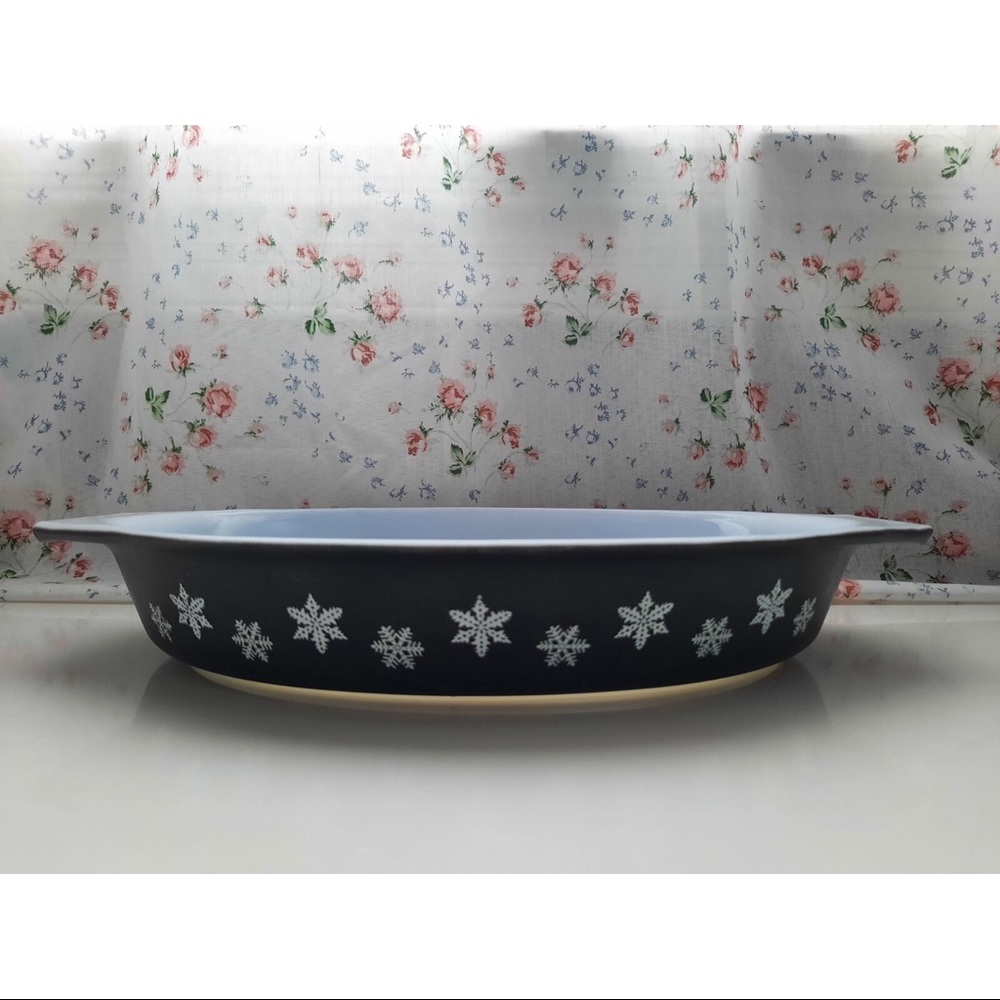Pyrex Snowflake Oval Baking Dish